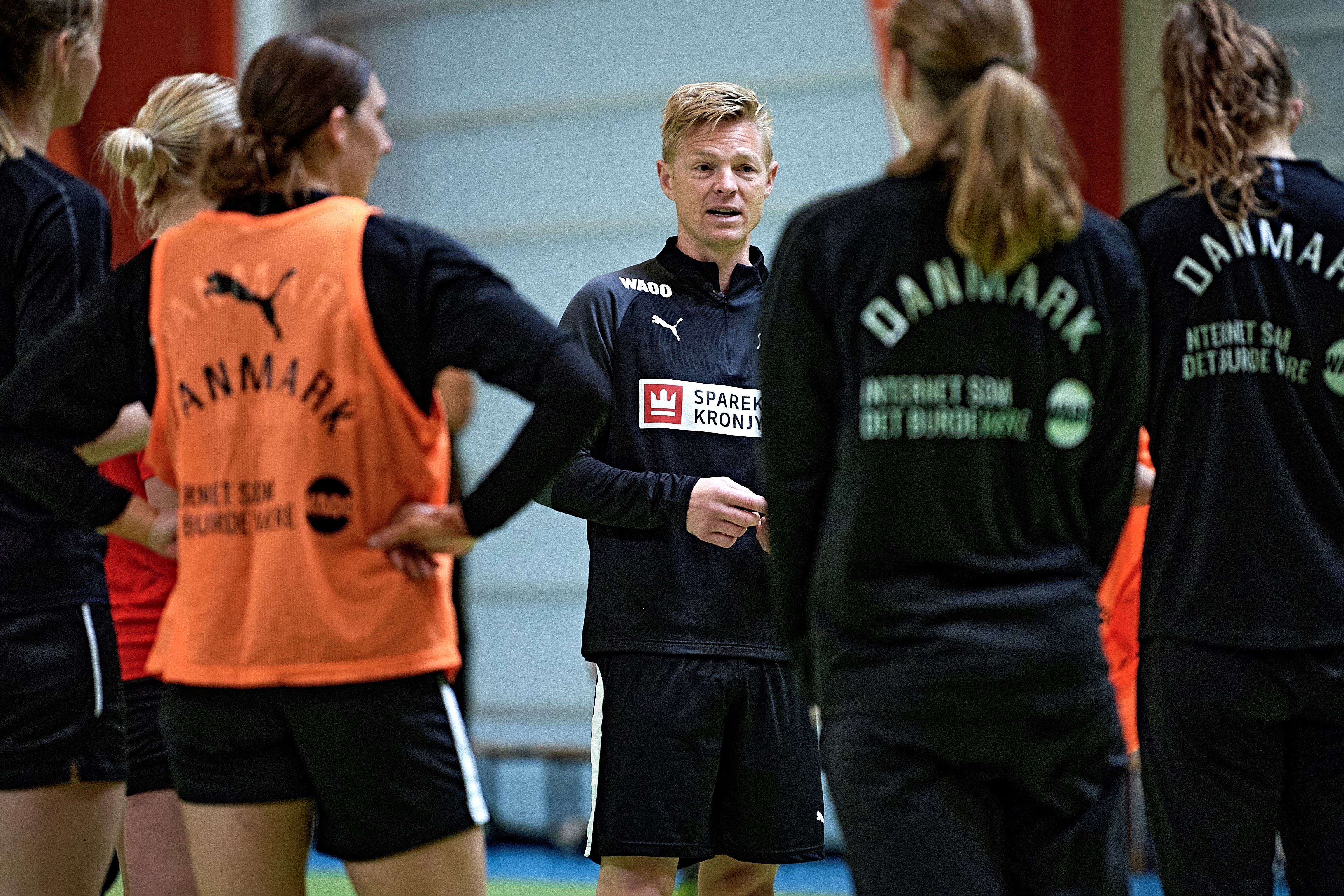 Jesper Jensen (landsholdstræner) instuerer sine spillere under træning