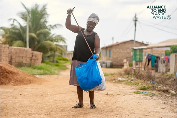 Kvinder der samler plastik i samarbejde med Plastic Waste Reduction